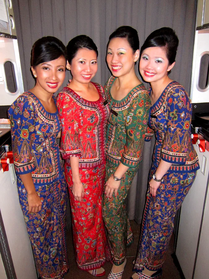 Hôtesses de SQ portant la Kebaya © Rita Franz via Wikimedia